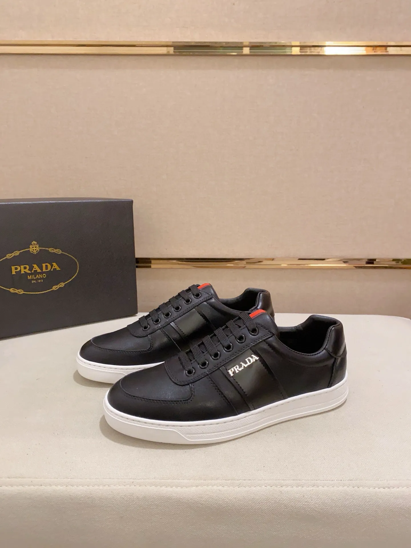 Men's shoes 💰: 440💰 [Prada～Prada] Trendy new models are on the market. Same style as the official website. Counter quality. Original matching. [Strong] [Strong] Selected first-layer cowhide fabric. Comfortable and breathable sheepskin lining, fine workmanship, upper layer made of 100% pure cowhide, original last shape, comfortable on the feet, shoe sizes 38 to 44